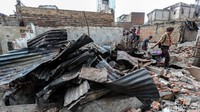 Seng dan besi yang tidak terbakar dikumpulkan menjadi satu.