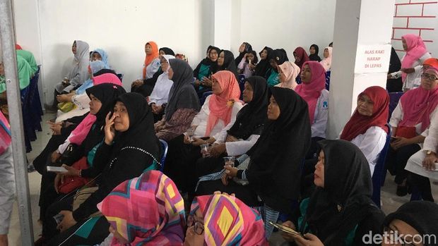 Sapa Warga Kalisari, Sandiaga Berpantun hingga Pidato di Atas Kursi