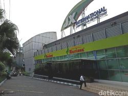 Mereka Antre Sejak Pagi Demi Raditya Dika dan Vidi Aldiano