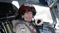 Presiden Rusia Vladimir Putin di kokpit jet tempur Tupolev Tu-160. Agustus 2005. (Foto: Dok. AFP via Japan Times)