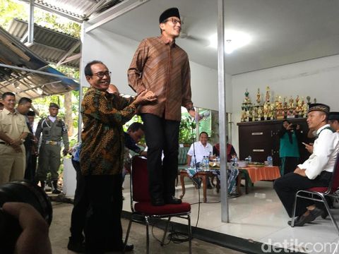 Sapa Warga Kalisari, Sandiaga Berpantun hingga Pidato di Atas Kursi