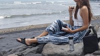 Lewat akun instagram pribadinya @nadinelist, perempuan blasteran ini membagikan foto bersama makanan. Salah satunya saat ia asyik menikmati kopi di pinggir pantai.