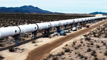 Infrastruktur hyperloop berupa jalur khusus dengan wujud semacam pipa raksasa, serta sebuah kapsul di dalamnya untuk mengangkut penumpang atau kargo. Foto: Ist/Internet