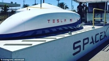 Elon Musk tampaknya sangat menyukai serial fiksi The Walking Dead. CEO The Boring Company, Tesla, SpaceX itu bahkan mengganti profilnya sebagai Zombie Defender di Twitter. Foto: Ist/Internet