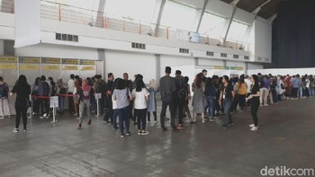 Dari segala penjuru datang menyerbu masuk ke JX International Convention, Surabaya. Foto: detikINET/Fino Yurio Kristo