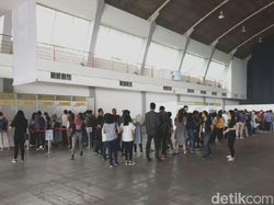 Mereka Antre Sejak Pagi Demi Raditya Dika dan Vidi Aldiano