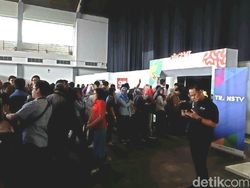 Mereka Antre Sejak Pagi Demi Raditya Dika dan Vidi Aldiano