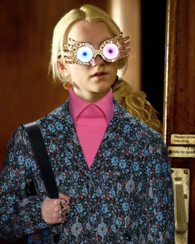 Atau Luna Lovegood yang tampil maksimal pakai atasan berkerah tinggi dan blazer dari koleksi Fall/Winter 2018. Foto: Instagram Gryffindior