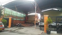 Kenal kita sama anaknya yang jadi korban itu, sering dia nongkrong di sini. Pas lagi nongkrong pada main gitar gitu tiba-tiba dikerubungin gitu ada yang bawa celurit sama bambu, kata pekerja steam cuci mobil, Dani, di lokasi. (Aditya Fajar-detikcom)