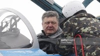 Presiden Ukraina Petro Poroshenko di kokpit jet temput pada Januari 2015.  (Foto: Dok. Anadolu Agency)