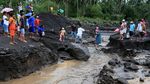 Foto: Gotong Royong Warga Filipina Lintasi Lahar Dingin Gunung Mayon