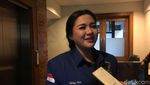 Gaya Vicky Shu Berjaket Demokrat