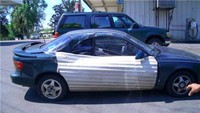 Seng bukan hanya bisa dijadikan atap rumah tapi juga bisa digunakan sebagai pengganti pintu mobil yang rusak. Foto: Life Buzz