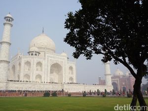 COVID di India Melandai, Taj Mahal Buka Lagi
