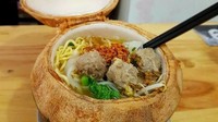 Bukan hanya dengan mangkuk, seporsi bakso juga bisa disajikan menggunakan betok kelapa. Kadang, kuah kaldunya juga bercampur dengan air kelapa asli. Foto: Istimewa