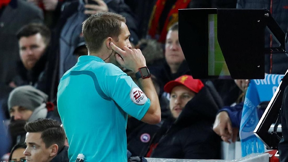 VAR saat Liverpool vs West Brom (Foto: Phil Noble/Reuters)