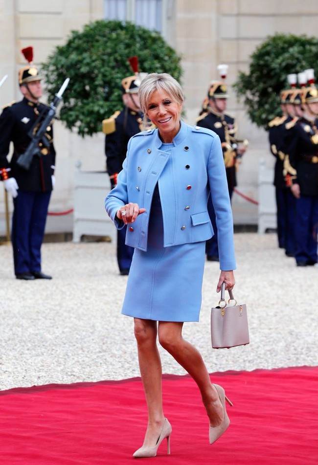 Istri Presiden Prancis, Brigitte Macron, menggemari brand high end asal negaranya, Louis Vuitton. Saat pelantikan sang suami, dia pun tampil stylish memakai busana dan tas Louis Vuitton. Tas Louis Vuitton seri Capucines MM yang dipakainya berharga US$ 5.600. Foto: ist