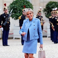 Istri Presiden Prancis, Brigitte Macron, menggemari brand high end asal negaranya, Louis Vuitton. Saat pelantikan sang suami, dia pun tampil stylish memakai busana dan tas Louis Vuitton. Tas Louis Vuitton seri Capucines MM yang dipakainya berharga US$ 5.600. Foto: ist
