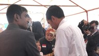 Jokowi memberikan bingkisan kepada salah satu pengungsi rohingya/Foto: Dok Twitter Pramono Anung
