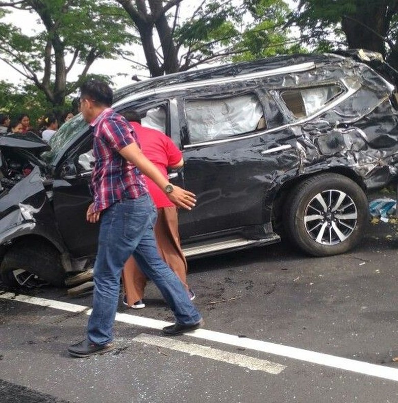 Foto: Sebuah mobil mengalami kecalakaan tunggal di Tol Tangerang-Merak KM 97 dan rusak parah. (Istimewa) Foto: Sebuah mobil mengalami kecalakaan tunggal di Tol Tangerang-Merak KM 97 dan rusak parah. (Istimewa)