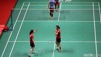 Misaki Matsutomo/Ayaka Takahashi merayakan kemenangan usai mengalahkan Greysia Polii/Apriyani Rahayu.