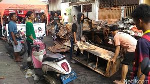 Foto: Warga Tamansari Jakbar Mengais Sisa-sisa Kebakaran