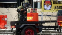 Penjinak bom kembali bangkit dan megamankan satu bom lainnya. Aksi ini merupakan bagian dari simulasi penanggulangan tindakan anarkis yang digelar Polres Banyumas.