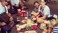 Ini japan apa jogja ya... Hahahhaha lesehan di negara dora emon,  tulis akun instagram @andreastaulany.  Ia,  istri,  dan ketiga anaknya terlihat sedang menikmati makanan cepat saji.