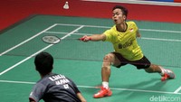 Anthony Ginting mengalahkan Kazumasa Sakai dua set langsung dengan skor 21-13, 21-12.