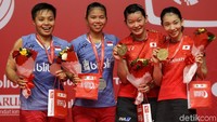Greysia Polii/Apriyani Rahayu dan Misaki Matsutomo/Ayaka Takahashi foto bersama usai menerima penghargaan.