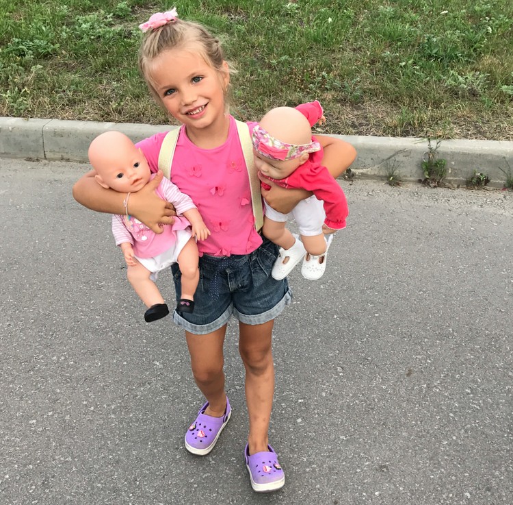 Anna dan Elena, Kakak Beradik dari Rusia yang Mirip Barbie