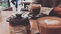 Ternyata secangkir kopi jadi mood booster buat Nadine. Saat di Australia, ia menyesap segelas kopi hangat di pagi hari.
