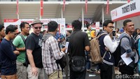 Penonton yang antre berasal dari dalam dan luar negeri.
