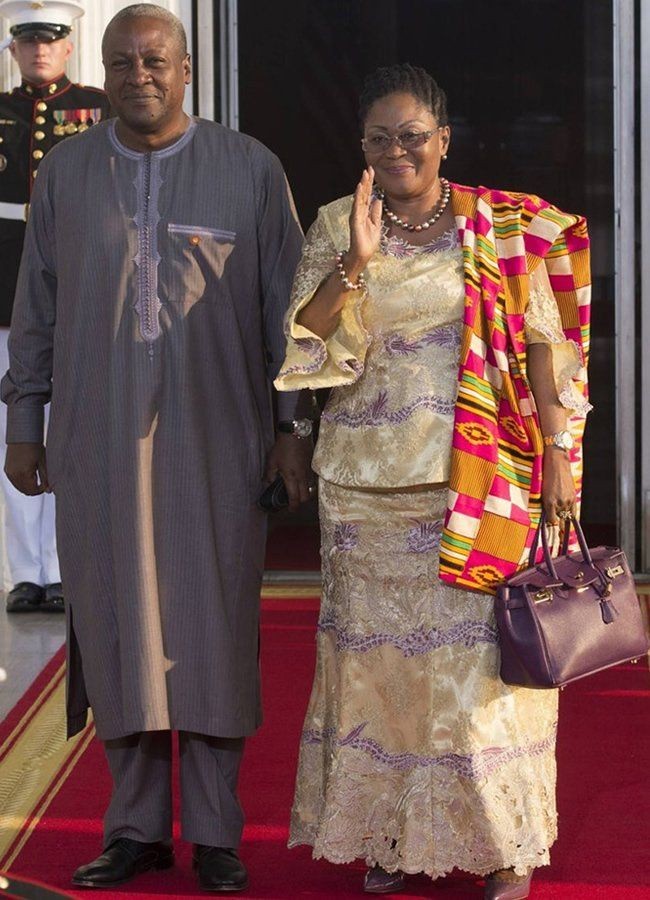 Istri Presiden Ghana, Lordiana Mahama, juga termasuk penggemar tas Hermes Birkin. Lordiana pernah terlihat membawa tas Hermes Birkin warna champagne berharga ratusan juta rupiah. Foto: ist