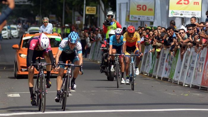 Pebalap Thailand Peerapol Chawchiangkwang (kiri) memasuki garis finis etape terakhir TdI 2018 (Foto: Wira Suryantala/ANTARA FOTO) Pebalap Thailand Peerapol Chawchiangkwang (kiri) memasuki garis finis etape terakhir TdI 2018 (Foto: Wira Suryantala/ANTARA FOTO)