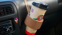 Tak ada rotan akar pun jadi, tak ada cup holder lakban pun bisa dipakai untuk menaruh cup. Foto: Life Buzz