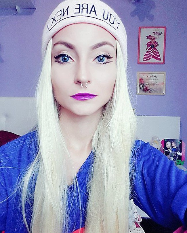 Zaman sekarang banyak wanita yang operasi plastik demi mirip Barbie. Andressa pun mengaku bukan salah satunya. Foto: Instagram Andressa Damiani