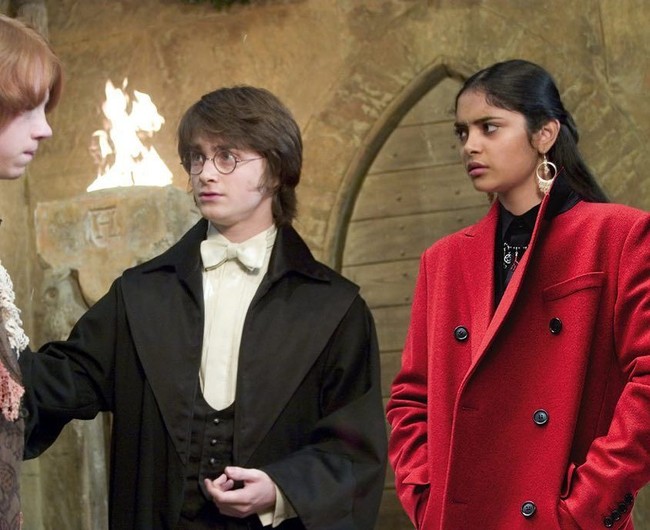 Padma Patil terlihat seperti murid kaya dengan coat merah Dior. Foto: Instagram Gryffindior