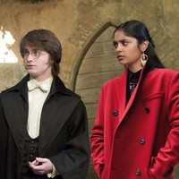 Padma Patil terlihat seperti murid kaya dengan coat merah Dior. Foto: Instagram Gryffindior