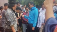 Sandi sesekali terlihat meladeni warga yang ingin foto bersamanya, setelah itu Sandi diarahkan menuju ke tempatnya. (Foto: Zunita Amalia Putri/detikcom)