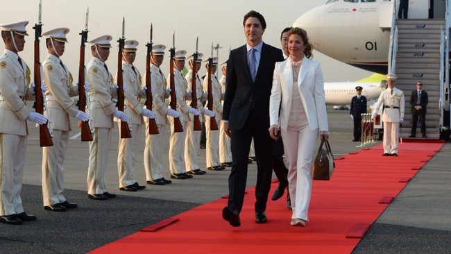 Istri perdana menteri Kanada, Sophie Gregoire Trudeau juga memilih tas dari brand high end asal negaranya saat mendampingi sang suami Justin Trudeau mengunjungi Jepang. Sophie terlihat menenteng tas dari brand luxury WANT Less Essentiels. Foto: ist