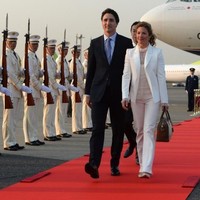 Istri perdana menteri Kanada, Sophie Gregoire Trudeau juga memilih tas dari brand high end asal negaranya saat mendampingi sang suami Justin Trudeau mengunjungi Jepang. Sophie terlihat menenteng tas dari brand luxury WANT Less Essentiels. Foto: ist