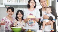 Bukan cuma makan, keluarga Untung pernah bersenang-senang bareng di dapur. Mereka membuat Japanese cheesecake yang sedang hits. Foto: Instagram @ariekuntung