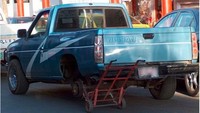 Duhhh, ban mobil lepas mobil bak ini justru pakai troli sebagai penggantinya. Foto: Life Buzz