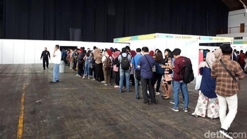 Semakin ke sini semakin panjang antreannya. Foto: detikINET/Fino Yurio Kristo