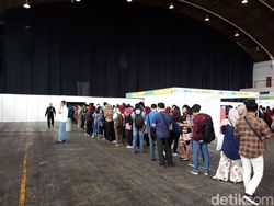 Mereka Antre Sejak Pagi Demi Raditya Dika dan Vidi Aldiano
