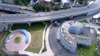 Dari Gedung Pemeliharaan, kondisi jembatan dapat terus dimonitor di layar besar atau display wall secara menyeluruh menggunakan Structural Health Monitoring System (SHMS). (Dok PUPR).