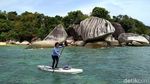 Nih Gaya Lincah Menteri Susi Ajak Cucu Berselancar di Laut