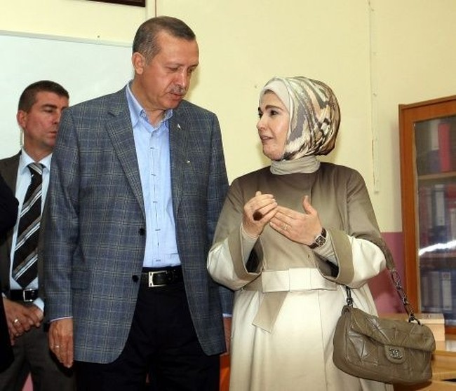Istri Presiden Turki, Emine Erdogan, juga termasuk penggemar tas high end. Di foto ini misalnya, dia terlihat menenteng tas Chanel berharga puluhan juta rupiah saat mendampingi sang suami menghadiri suatu acara. Foto: ist