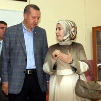Istri Presiden Turki, Emine Erdogan, juga termasuk penggemar tas high end. Di foto ini misalnya, dia terlihat menenteng tas Chanel berharga puluhan juta rupiah saat mendampingi sang suami menghadiri suatu acara. Foto: ist